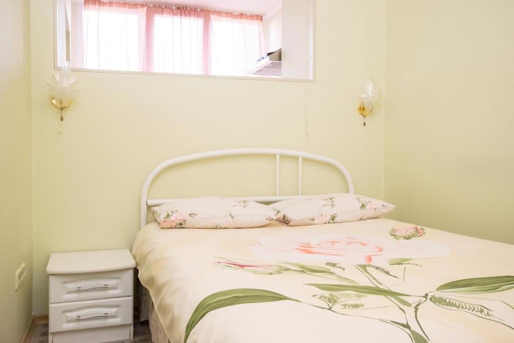 Hotel Service Predslava On Antonovicha Street 키예프 외부 사진